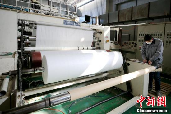 河北熔噴布工廠高效運轉(zhuǎn)，日產(chǎn)原料可滿足250萬只口罩需求